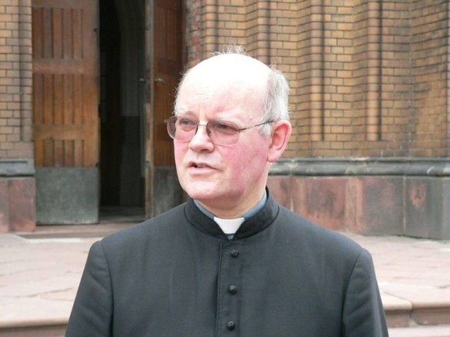 Ksiądz prałat Edward Poniewierski od 1999 roku pełni funkcję kanclerza radomskiej Kurii Diecezjalnej.