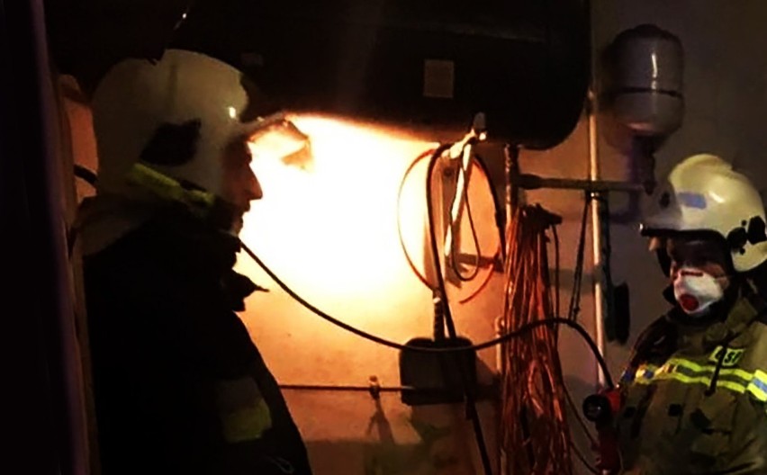 Nocny pożar w domu przy ul. Zalesie w Nowym Sączu gasiły jednostki PSP i OSP