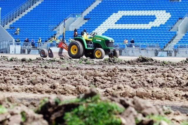 Wymiana murawy na stadionie po raz... [ZDJĘCIA]

Nasza arena nie ma szczęścia do murawy. Kolejne dywaniki z zieloną trawką są sukcesywnie wymieniane. Koszt takiej zmiany to 450 tysięcy złotych, a od listopada 2010 roku było już 7 takich akcji.