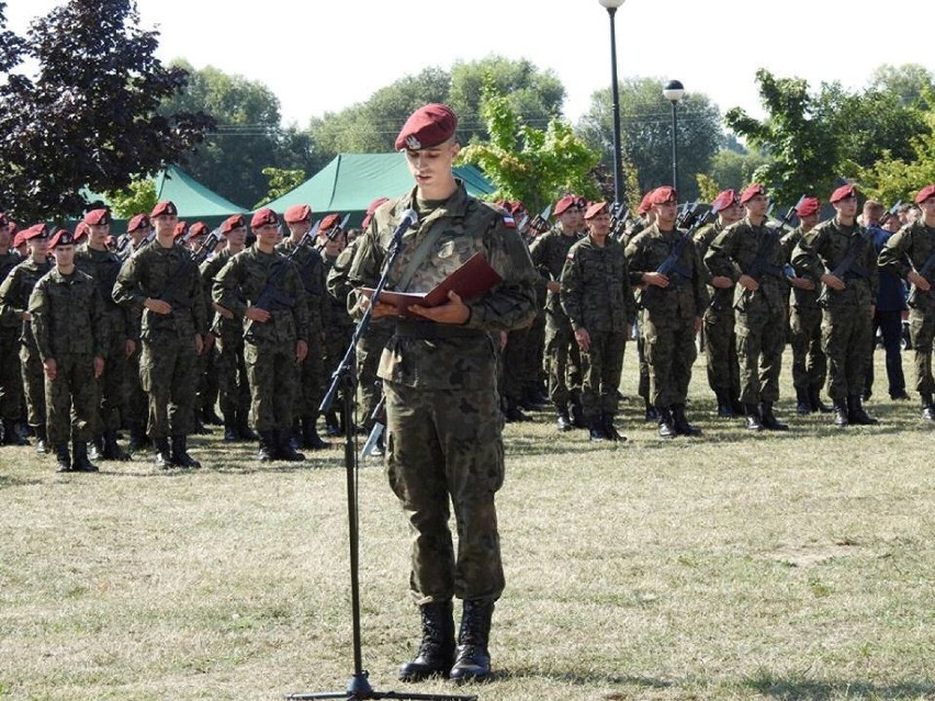 Absolwenci klasy wojskowej ZSP nr 1 z Tomaszowa złożyli przysięgę wojskową [FOTO]