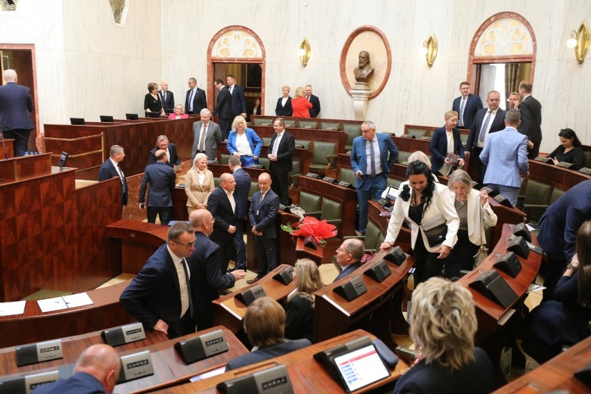 Pierwsza sesja sejmiku województwa śląskiego. Koalicja 15 października ma przejąć władzę w regionie
