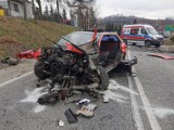 Tarnów-Tuchów. Potworny wypadek na DW 977 w Zabłędzy. Dwa samochody osobowe zderzyły się czołowo. Interweniował śmigłowiec LPR [ZDJĘCIA]