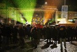 Huczne powitanie Nowego 2022 roku na rynku w Staszowie! Bawiło się dużo ludzi. Zobaczcie zdjęcia