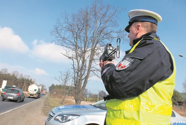 Policjanci z drogówki każdego dnia kontrolują prędkość kierowców na drogach całego powiatu
