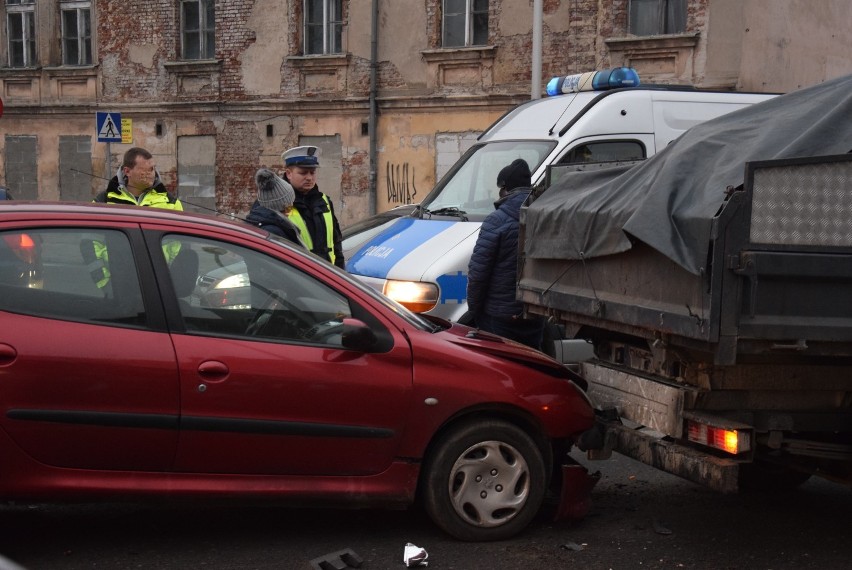 Wypadek w Kaliszu. Zderzenie trzech pojazdów na Wojska...