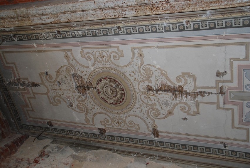 KRÓTKO: Podczas remontu pałacu w Nakle Śląskim robotnicy odkryli starą polichromię