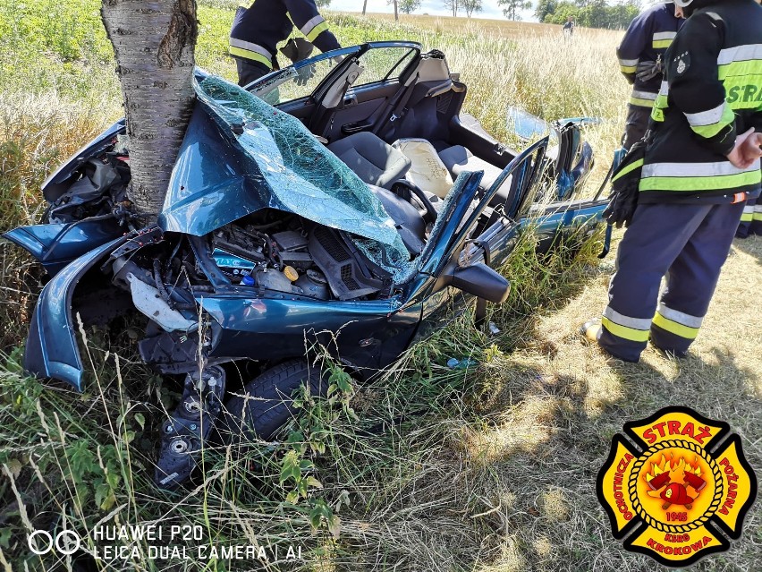 Wypadek w Sobieńczycach (1.07.2018). Starsza kobieta na prostej drodze zjechała i wbiła się w drzewo