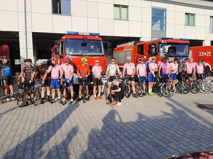 Strażacy na rowerach przejechali ponad 670 km zbierając po...