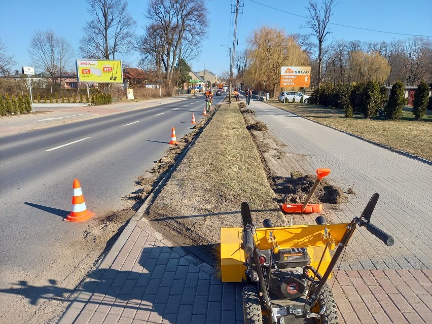 Trwa sprzątanie powiatowych dróg po zimie w Zduńskiej Woli i...