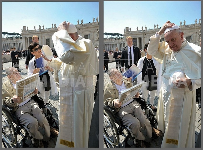 Moment zamiany piusek przez papieża Franciszka