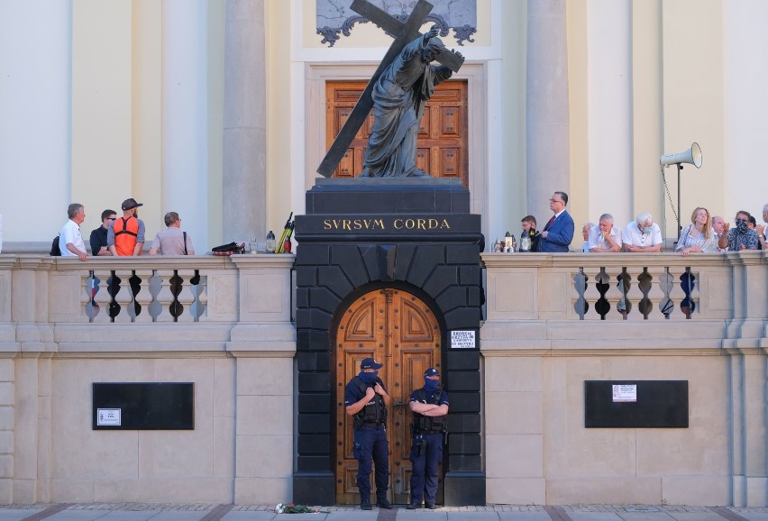 Bitwa o pomniki w Warszawie. Kilkadziesiąt osób broni dostępu do monumentów na Krakowskim Przedmieściu. Miały na nich wisieć tęczowe flagi