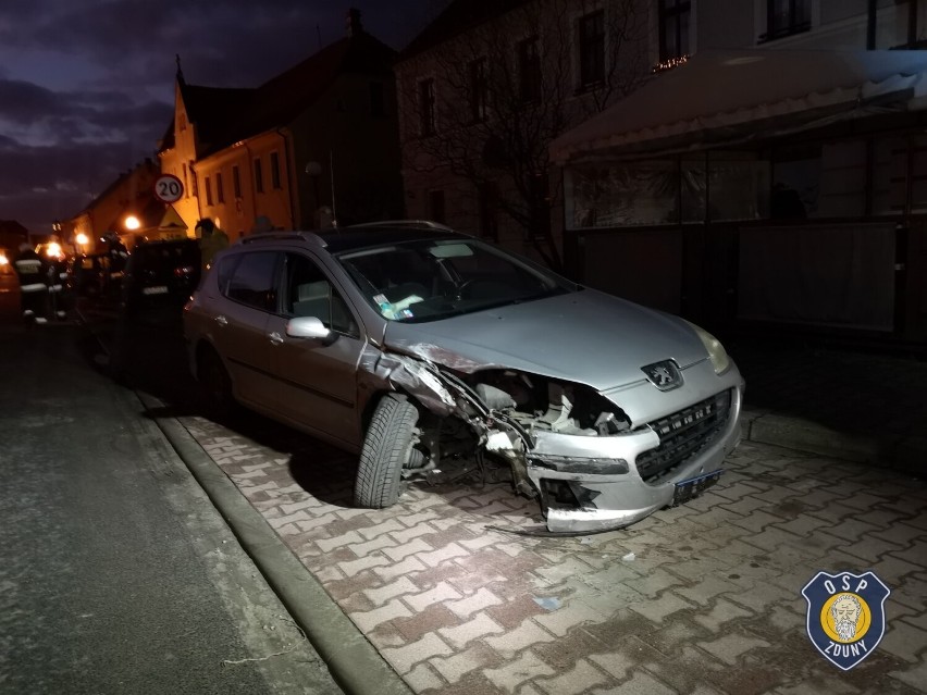 Kierowca uderzył w zaparkowane auto. W niego z kolei uderzyła ciężarówka. Mandaty na 1,6 tys. zł! [ZDJĘCIA]