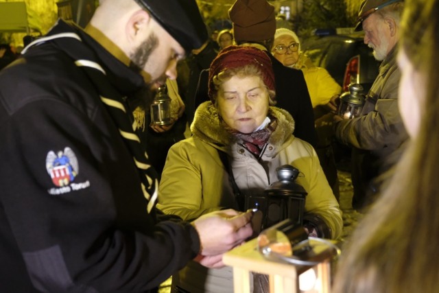 Betlejemskie Światło Pokoju zostało przekazane przez harcerzy mieszkańcom Torunia podczas uroczystości na Rynku Nowomiejskim