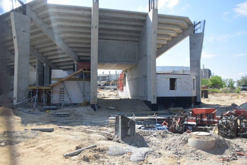 Budowa stadionu dla Radomiaka. Trwa montaż elementów betonowych na trybunie południowej. Pracuje 40 tonowy dźwig. Zobacz najnowsze zdjęcia 