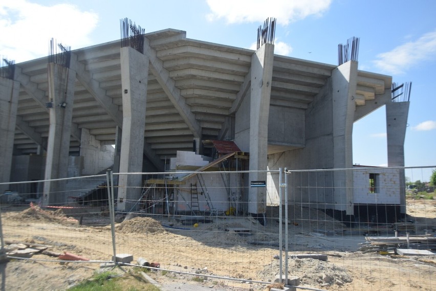 Budowa stadionu dla Radomiaka. Trwa montaż elementów betonowych na trybunie południowej. Pracuje 40 tonowy dźwig. Zobacz najnowsze zdjęcia 