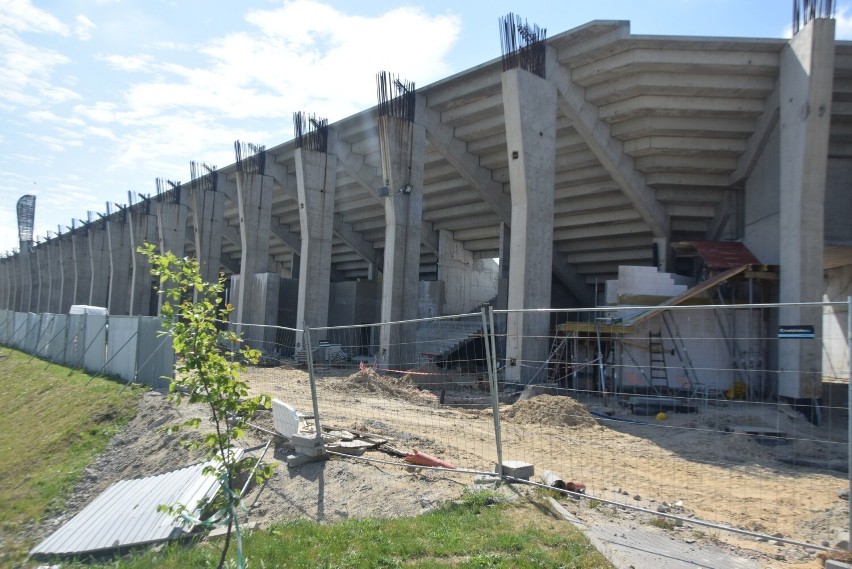 Budowa stadionu dla Radomiaka. Trwa montaż elementów betonowych na trybunie południowej. Pracuje 40 tonowy dźwig. Zobacz najnowsze zdjęcia 