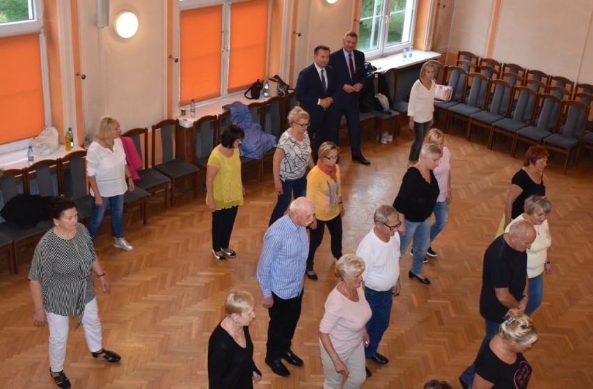 Będzin: seniorzy rozpoczęli w Starostwie Powiatowym kolejny kurs tańca ZDJĘCIA 