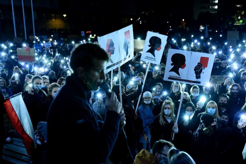 Protest kobiet w Gliwicach. 8 tysięcy osób protestowało na ulicach, jedna została ukarana za brak maseczki. Zobacz ZDJĘCIA