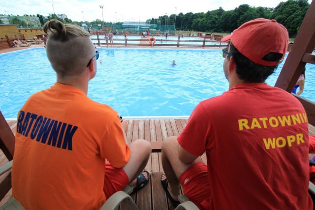 Ratowników wodnych spotkamy także na miejskich basenach letnich.