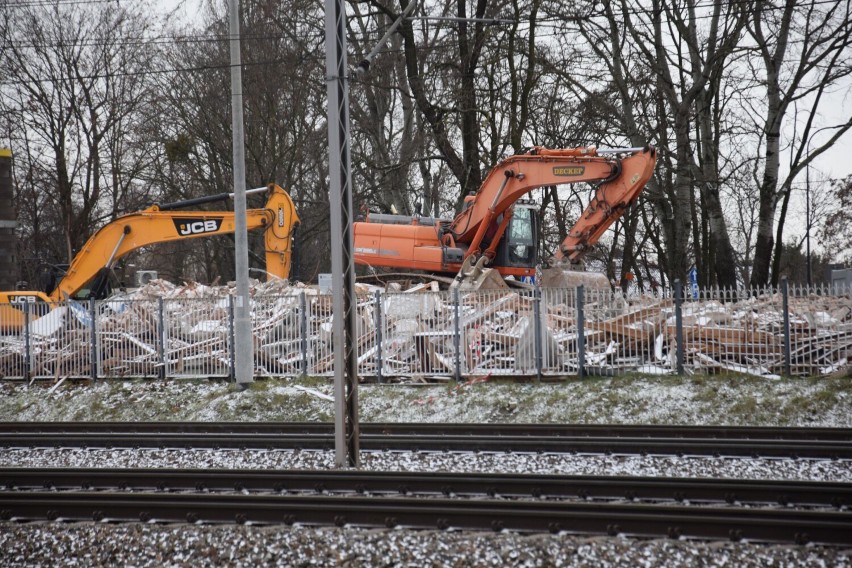 Niedawno kupowaliśmy tu bilety. Teraz z dworca w Pruszczu zostało gruzowisko | ZDJĘCIA