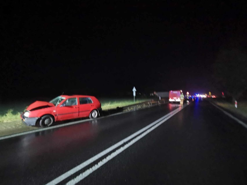 Zderzenie dwóch pojazdów na DK 32 w Granowie. Trzy osoby trafiły do szpitala