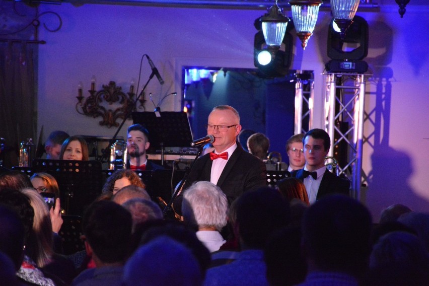 Wrzesińska Orkiestra Dęta zagrała w Pałacu na Opieszynie. Wieczór uświetnił występ Barbary Parzeczewski.