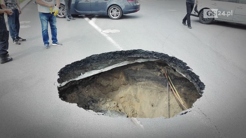 Zapadła się jezdnia na ul. Wiosennej w Szczecinie. Zrobiła się wielka dziura! [ZDJĘCIA, WIDEO]
