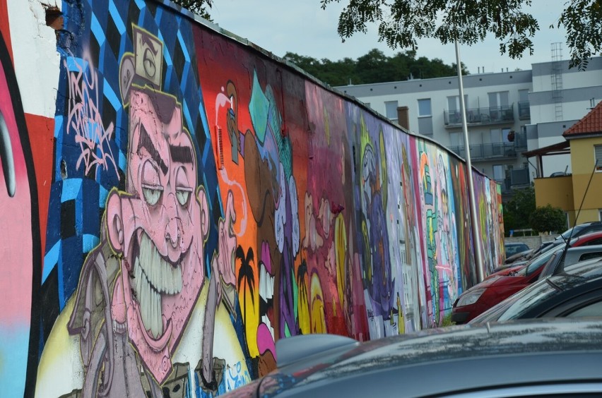 Kolejny mural w Głogowie. Artyści zamalowali brzydką, garażową ścianę 