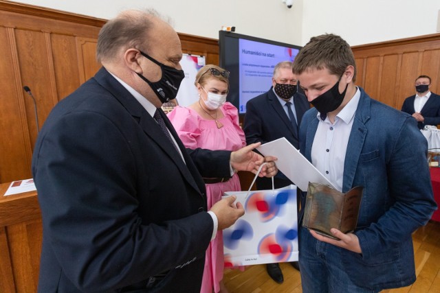 400 uczniów z województwa kujawsko-pomorskiego otrzymało stypendium Humaniści na start! w roku szkolnym 2021/2022. Na zdjęciu spotkanie ze stypendystami w 2019 roku