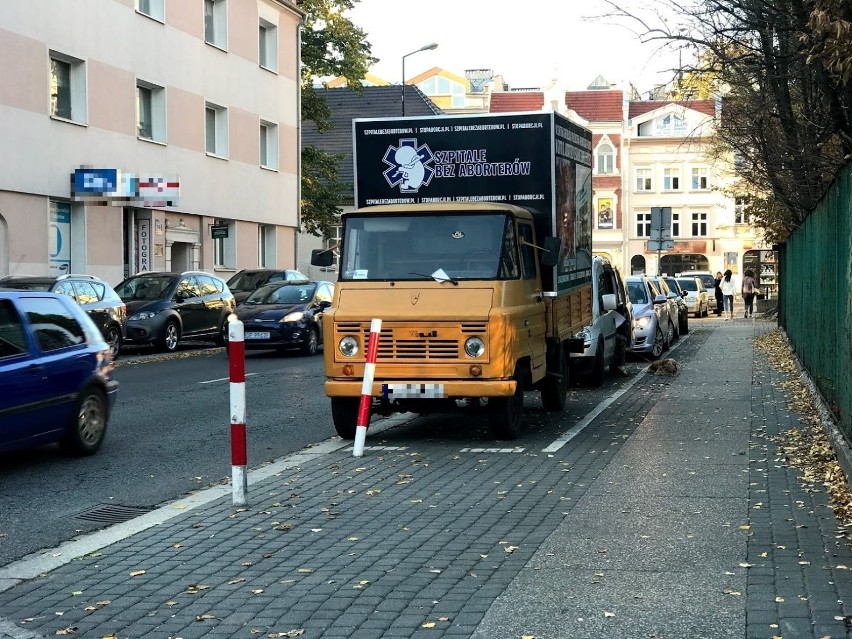 Antyaborcyjne auto odholowane z tyłów szpitala...