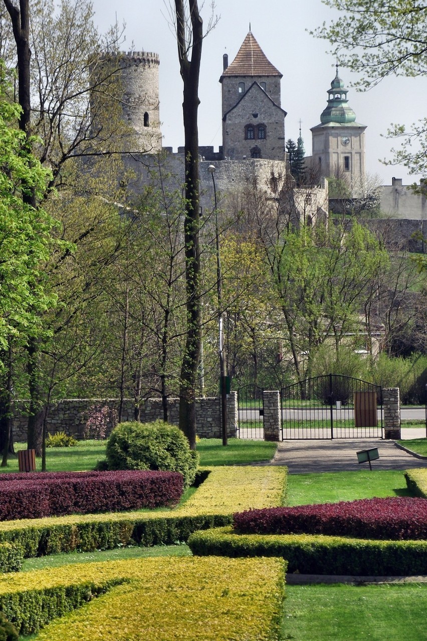 Widok na Zamek Będziński z ogrodów pałacu Mieroszewskich