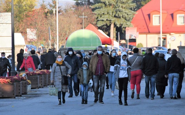 W ubiegłym tygodniu rząd ogłosił decyzję o zamknięciu cmentarzy w dniach od 31 października do 2 listopada. Było to związane oczywiście z ciągle rosnącymi przypadkami koronawirusa. Wielu mieszkańców, którzy nie mogli odwiedzić grobów swoich bliskich we Wszystkich Świętych, ruszyło na cmentarze w niedzielę, 8 października. Można powiedzieć, że cmentarze w Kielcach i na Cedzynie były wręcz oblegane. 

Na kolejnych slajdach zobaczycie ile osób było na kieleckich cmentarzach>>>