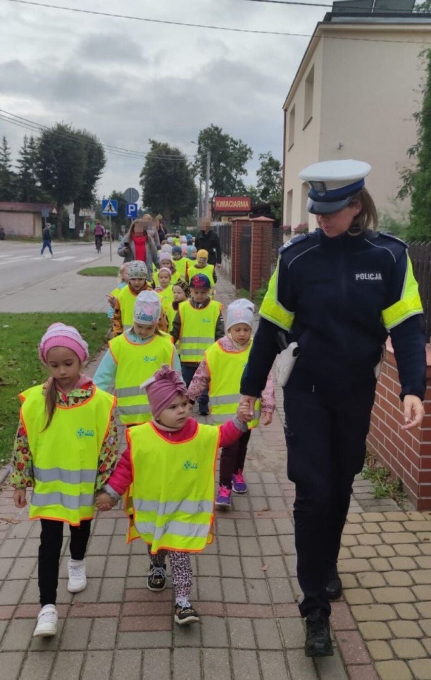 Kwidzyńscy policjanci spotkali się z przedszkolakami i uczniami klas pierwszych w ramach Dni Bezpieczeństwa Ruchu Drogowego [ZDJĘCIA]