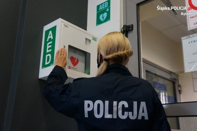Defibrylator dostępny w holu budynku Komendy Miejskiej Policji w Bytomiu. Zobacz zdjęcia >>>