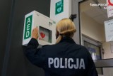 Defibrylator dostępny w holu budynku Komendy Miejskiej Policji w Bytomiu. To urządzenie, które może uratować życie