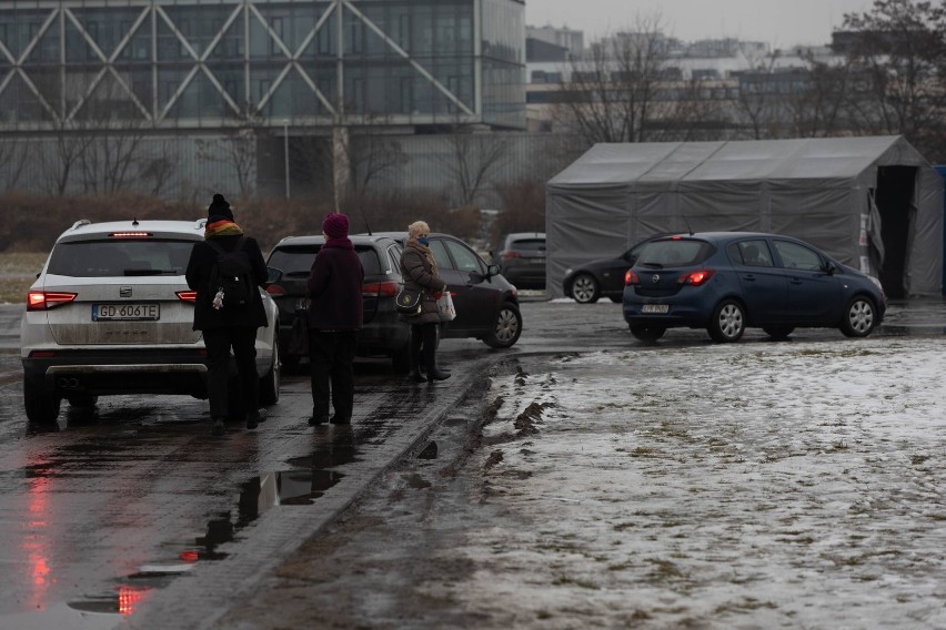 Kolejki do wymazów w jednym z krakowskich punktów wymazowych