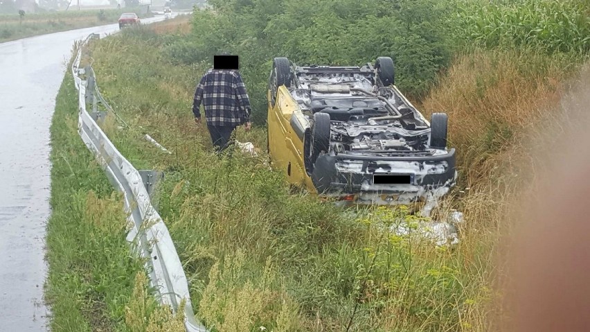 Wypadek w gminie Piotrków Kujawski. Wypadł z drogi i dachował w rowie