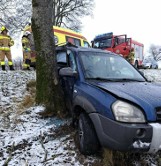 Wypadek na drodze powiatowej w Laskach. Samochód osobowy uderzył w drzewo, kobieta trafiła do szpitala