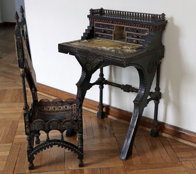 Sekretarzyk i krzesło grudziądzkie muzeum kupiło do swoich zbiorów w 1942 r. Od tego czasu meble te są na stanie działu sztuki.