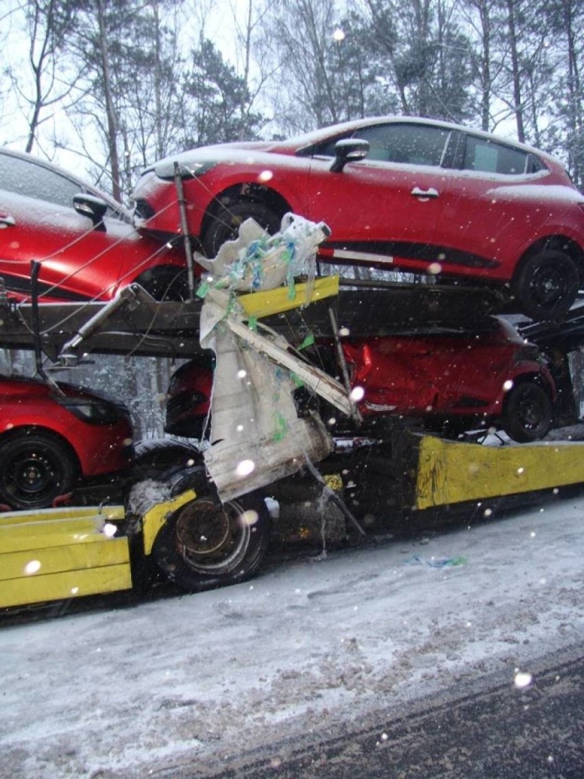 Wypadki na autostradzie A1 w okolicach Włocławka. Cztery osoby poszkodowane, jedna nie żyje