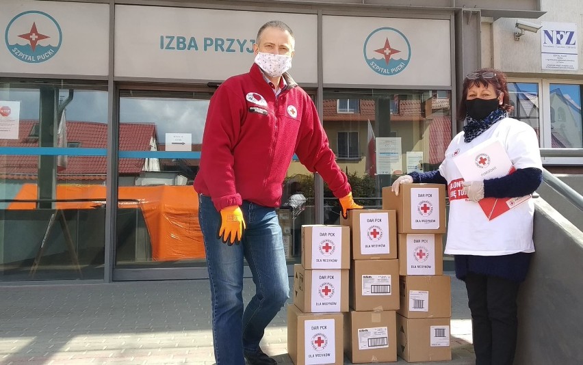 Wolontariusze i krwiodawcy powiatu puckiego podarowali środki czystości. Te trafiły ratowników ze Szpitala Puckiego, DPS w Pucku | ZDJĘCIA