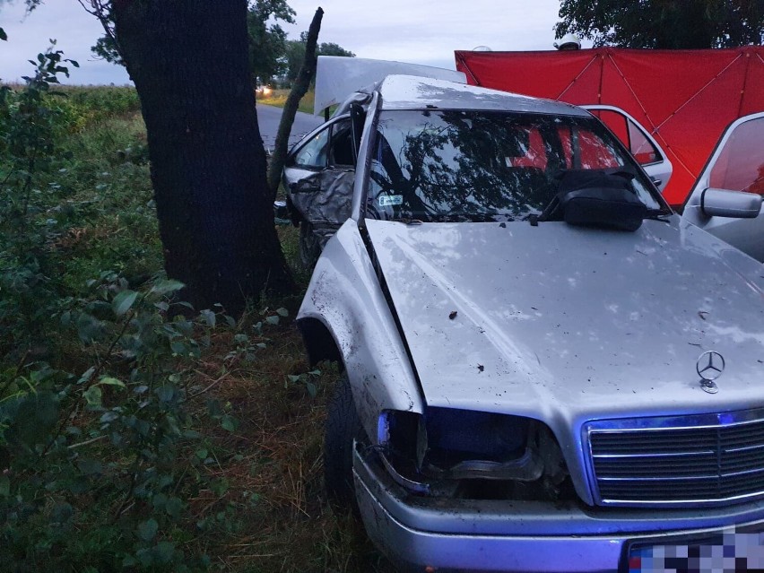 Wypadek śmiertelny w Starkówcu. Nie żyje 26-latek. 51-latka trafiła szpitala [ZDJĘCIA]