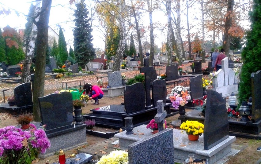 Ostatnie dni października  to miesiąc w którym trwa intensywne sprzątanie grobów zmarłych .
