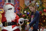 ŚWIĘTA: Święty Mikołaj odwiedził dzieci w Trzemesznie [ZDJĘCIA + FILM]