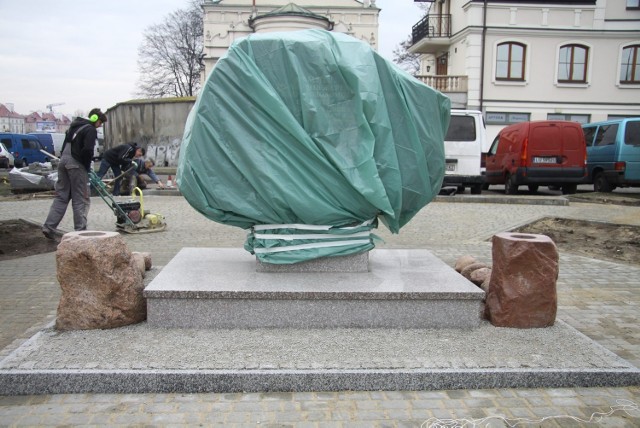 Pomnik upamiętniający ofiary Wielkiego Głodu na Ukrainie, który ...