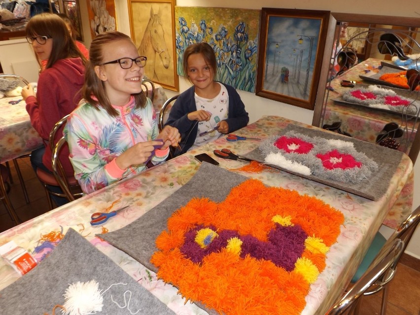 Niezwykłe kompozycje stworzyły dzieci na zajęcia z tkactwa i florystyki w kieleckim Zameczku
