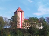 Biało-czerwoną 20-metrową flagę z baszty zamku w Oświęcimiu zerwał wiatr. Była przygotowana na Dzień Flagi i Święto 3 Maja [WIDEO, ZDJĘCIA]