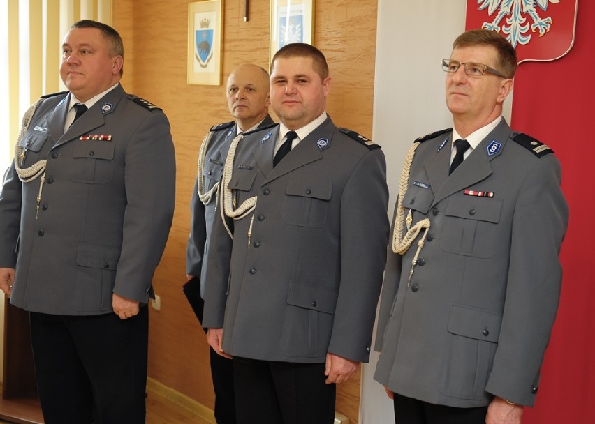 Służbę rozpoczął w 1991 r. w Komendzie Rejonowej Policji w...