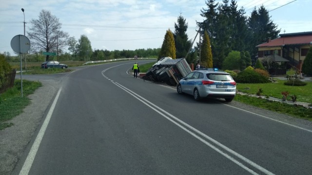 Wypadek w Kodrębie. Ciężarówka wylądowała w rowie