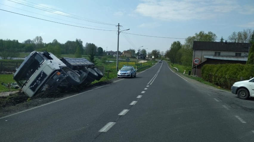 Wypadek w Kodrębie. Ciężarówka wylądowała w rowie